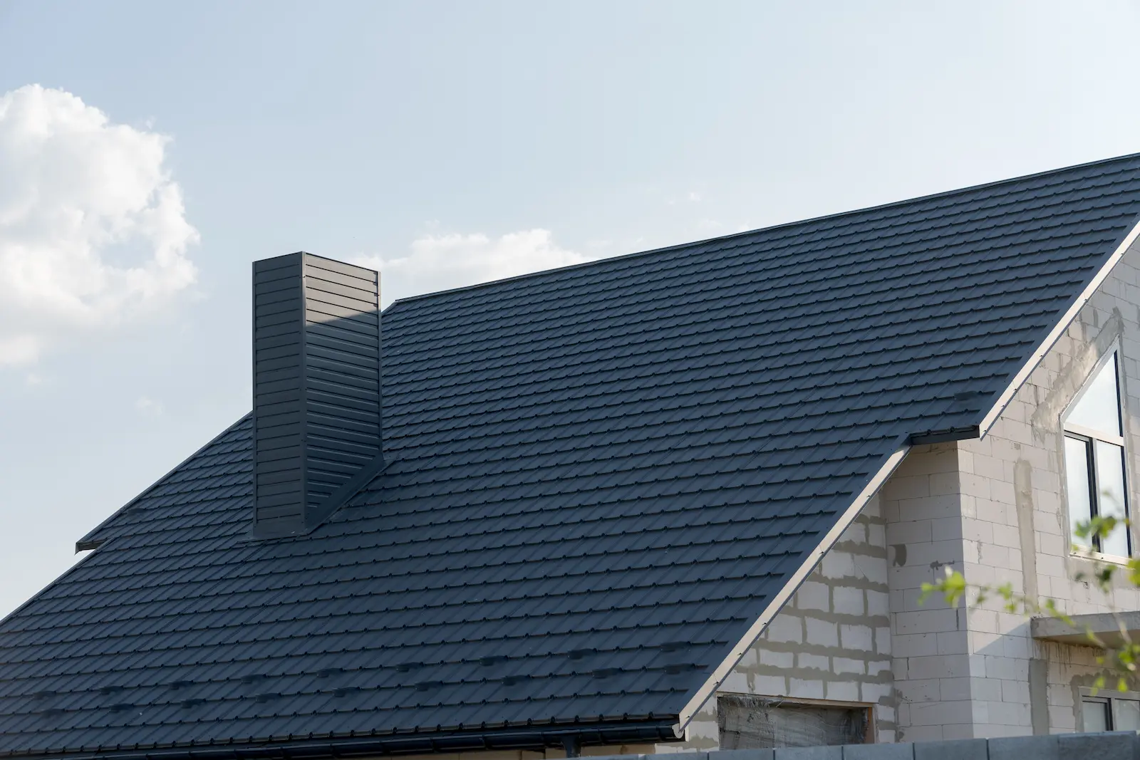 crafted-with-care-sleek-slate-roof-crowns-newly-built-home-reflecting-modern-architecture crafted-with-care-sleek-slate-roof-crowns-newly-built-home-reflecting-modern-architecture
